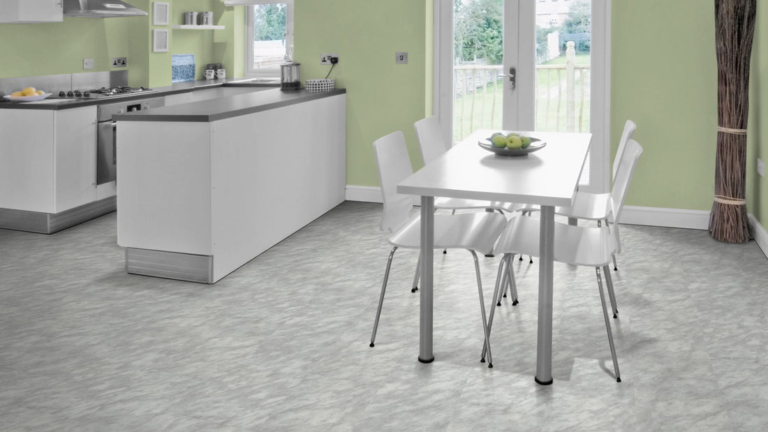 Poseidon Traffic Vinyl Designboden Click 5,0 × 305 × 610 mm – Beispielbild Küche