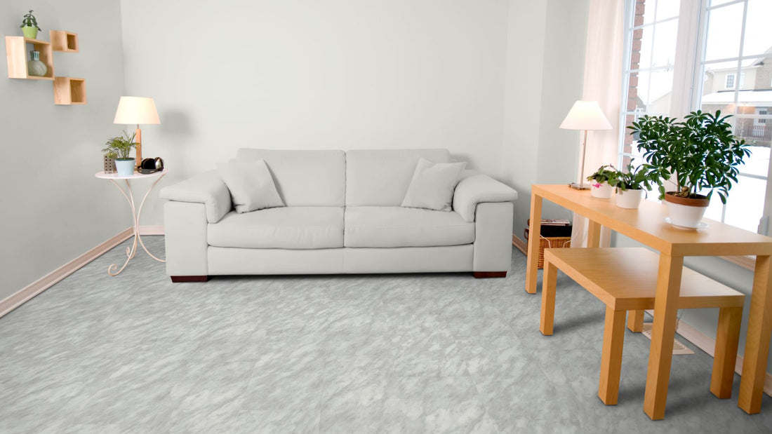 Poseidon Traffic Vinyl Designboden Click 5,0 × 305 × 610 mm – Beispielbild Wohnzimmer mit grauem Sofa