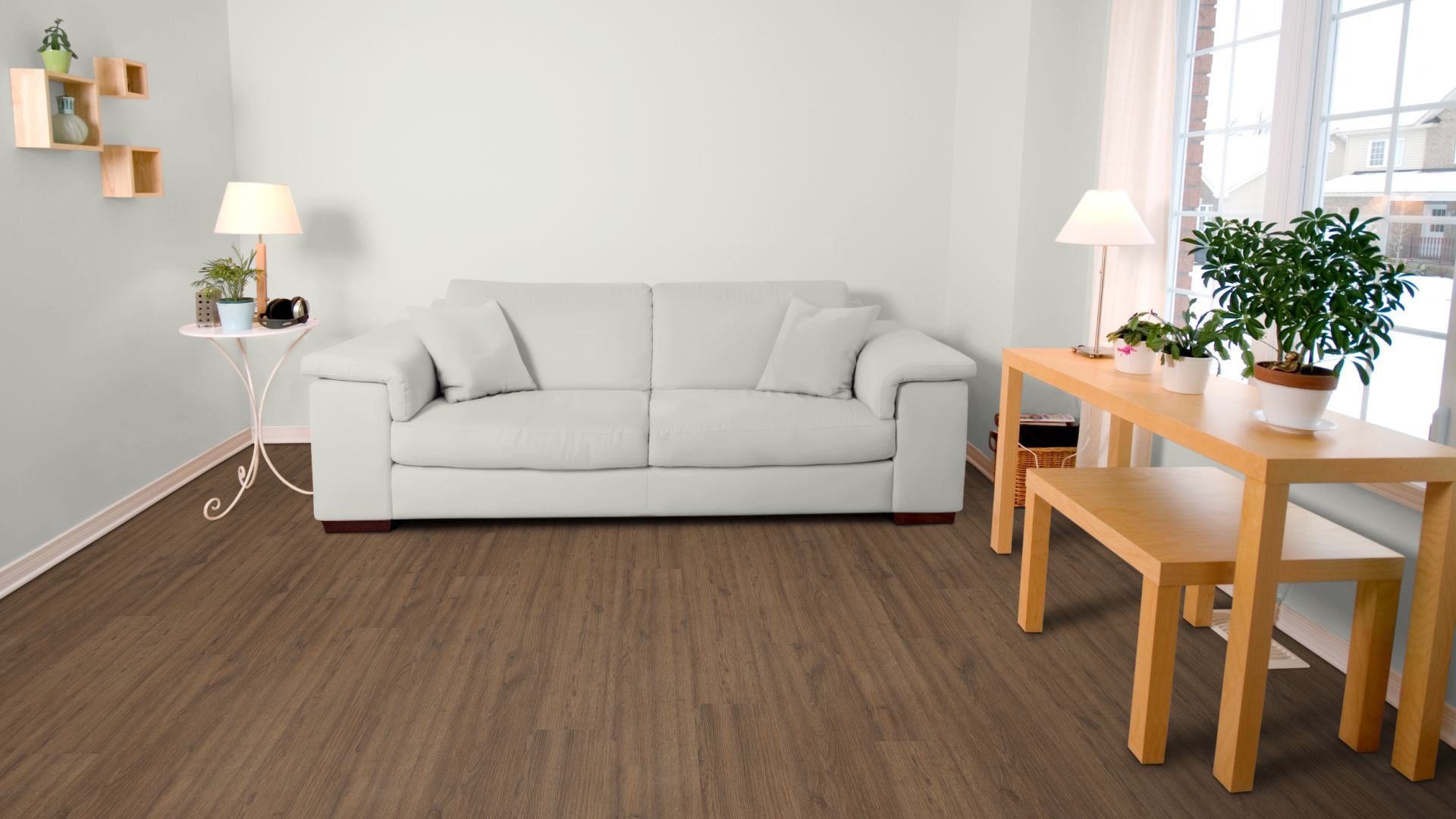 Vulcan Traffic Vinyl Designboden Klebeplanke 2,5 × 188 × 1228 mm – Beispielbild Wohnzimmer mit grauem Sofa