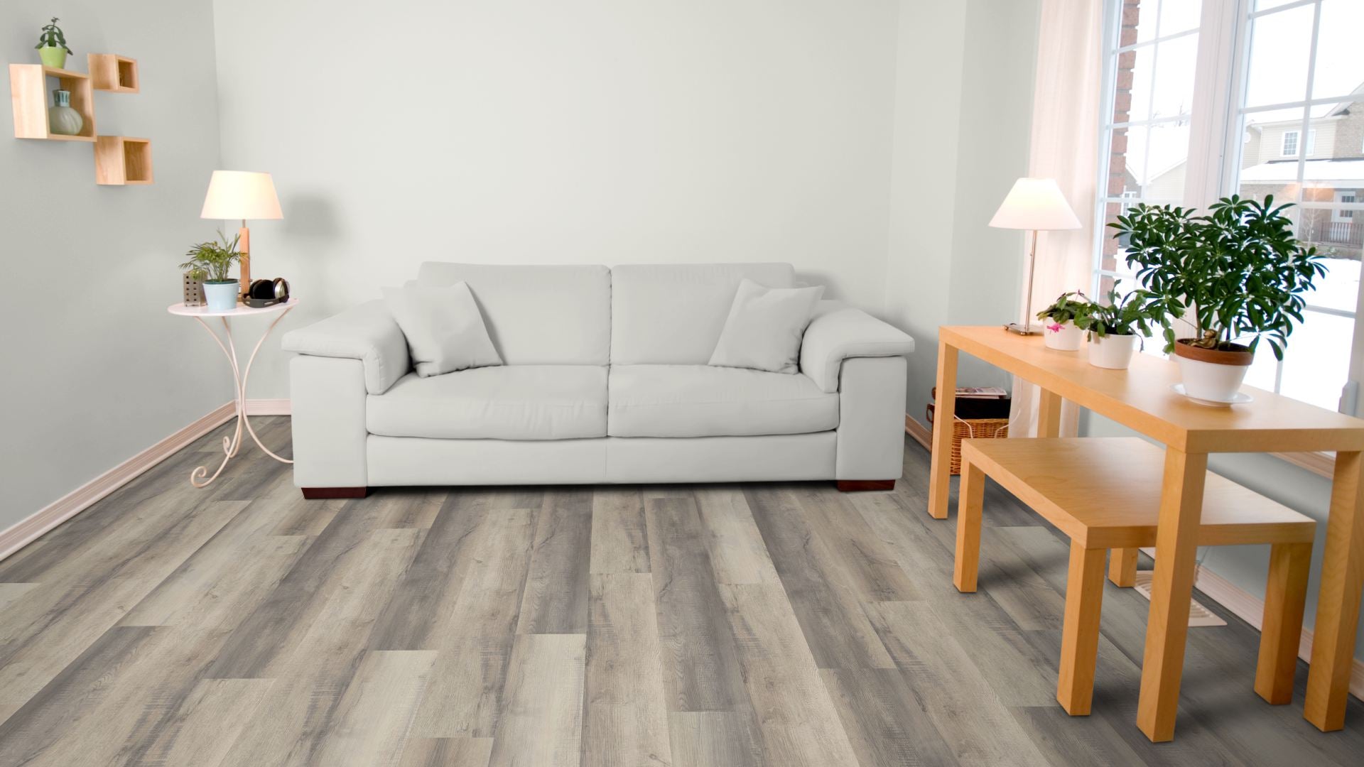 Mars Traffic Vinyl Designboden Klebeplanke 2,5 × 188 × 1228 mm – Beispielbild Wohnzimmer mit grauem Sofa
