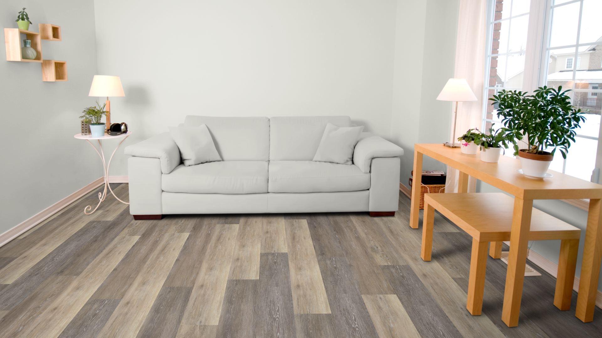 Neptun Traffic Vinyl Designboden Klebeplanke 2,5 × 188 × 1228 mm – Beispielbild Wohnzimmer mit grauem Sofa