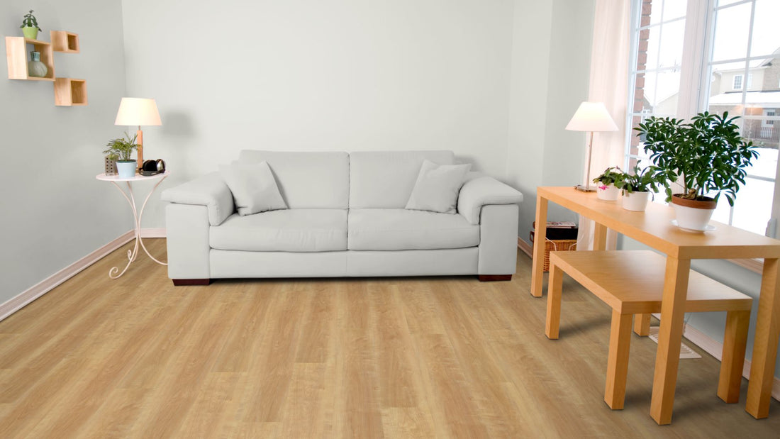 Aurora Traffic Vinyl Designboden Klebeplanke 2,5 × 188 × 1228 mm – Beispielbild Wohnzimmer mit grauem Sofa
