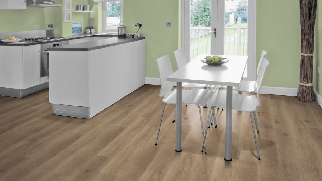 Juno Traffic Vinyl Designboden Klebeplanke 2,5 × 188 × 1228 mm – Beispielbild Küche