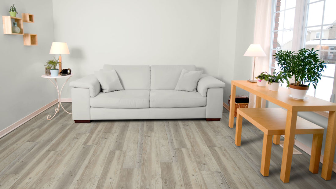Selene Traffic SPC Vinyl Designboden Click 6,5 × 183 × 1220 mm – Beispielbild Wohnzimmer mit grauem Sofa