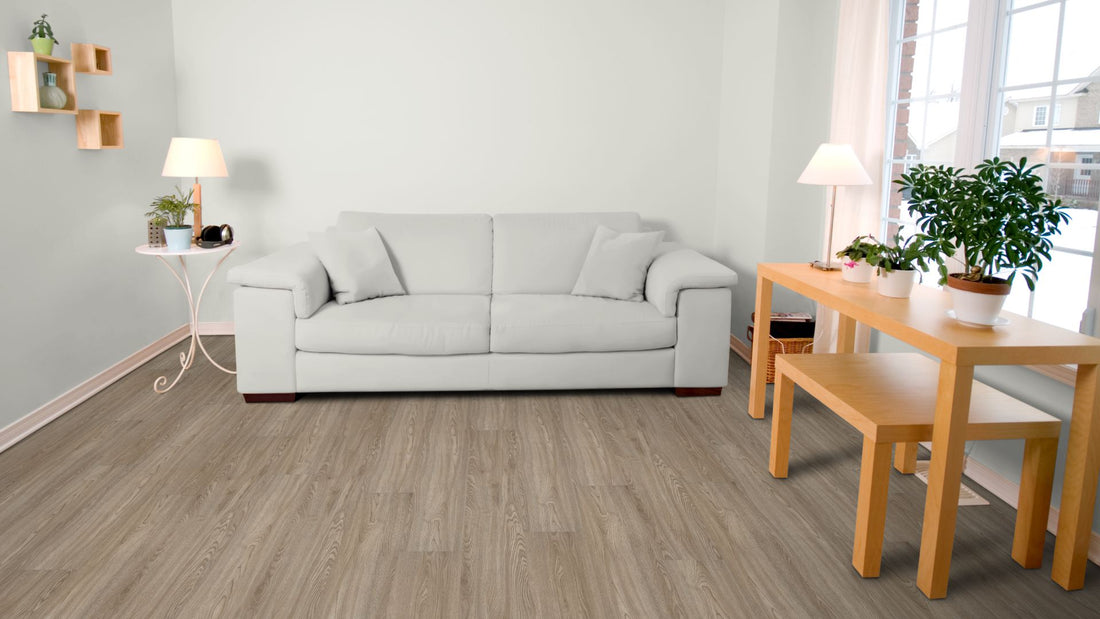 Ares Traffic SPC Vinyl Designboden Click 6,5 × 183 × 1220 mm – Beispielbild Wohnzimmer mit grauem Sofa