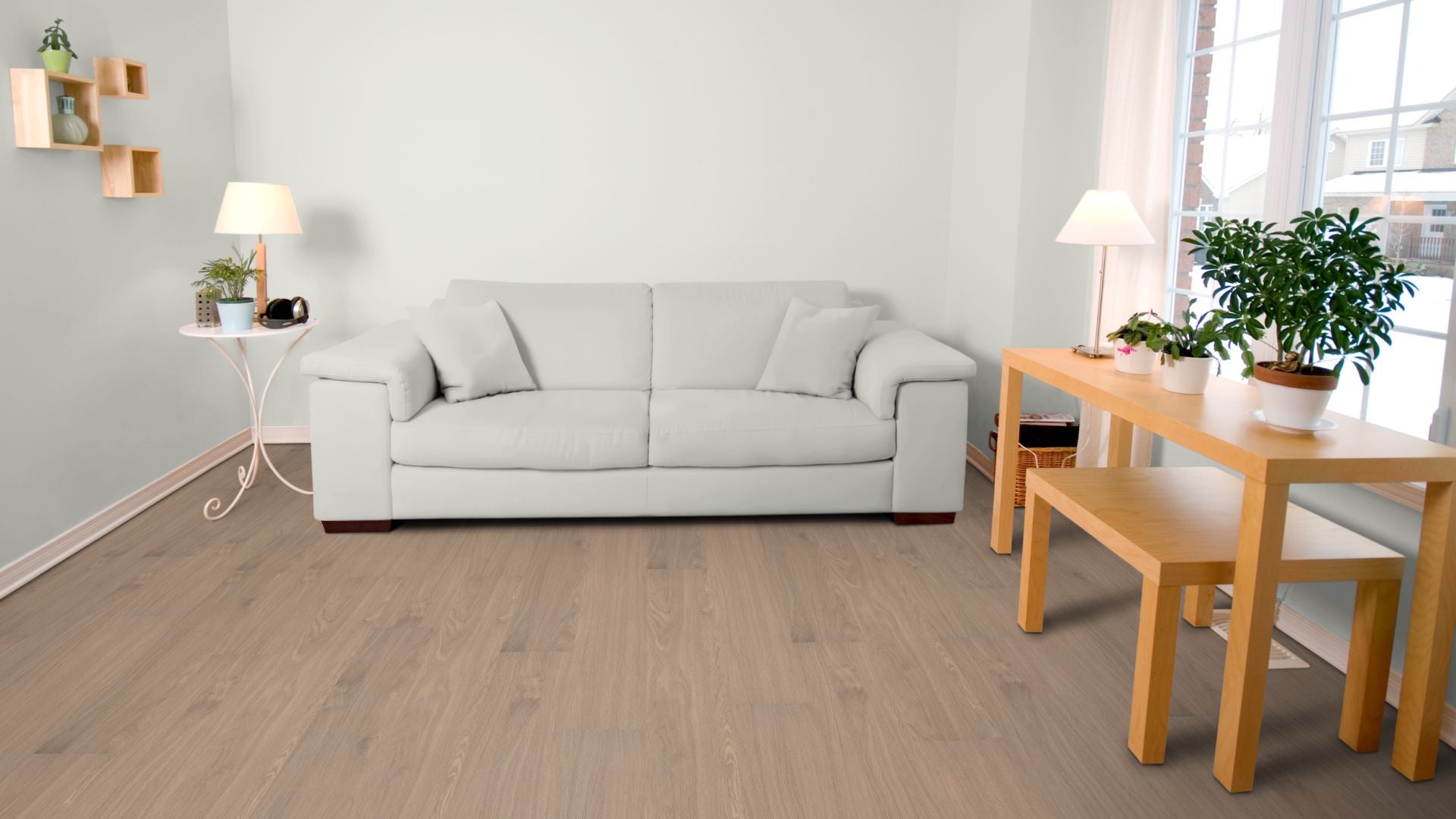 Athene Traffic SPC Vinyl Designboden Click 6,5 × 183 × 1220 mm – Beispielbild Wohnzimmer mit grauem Sofa