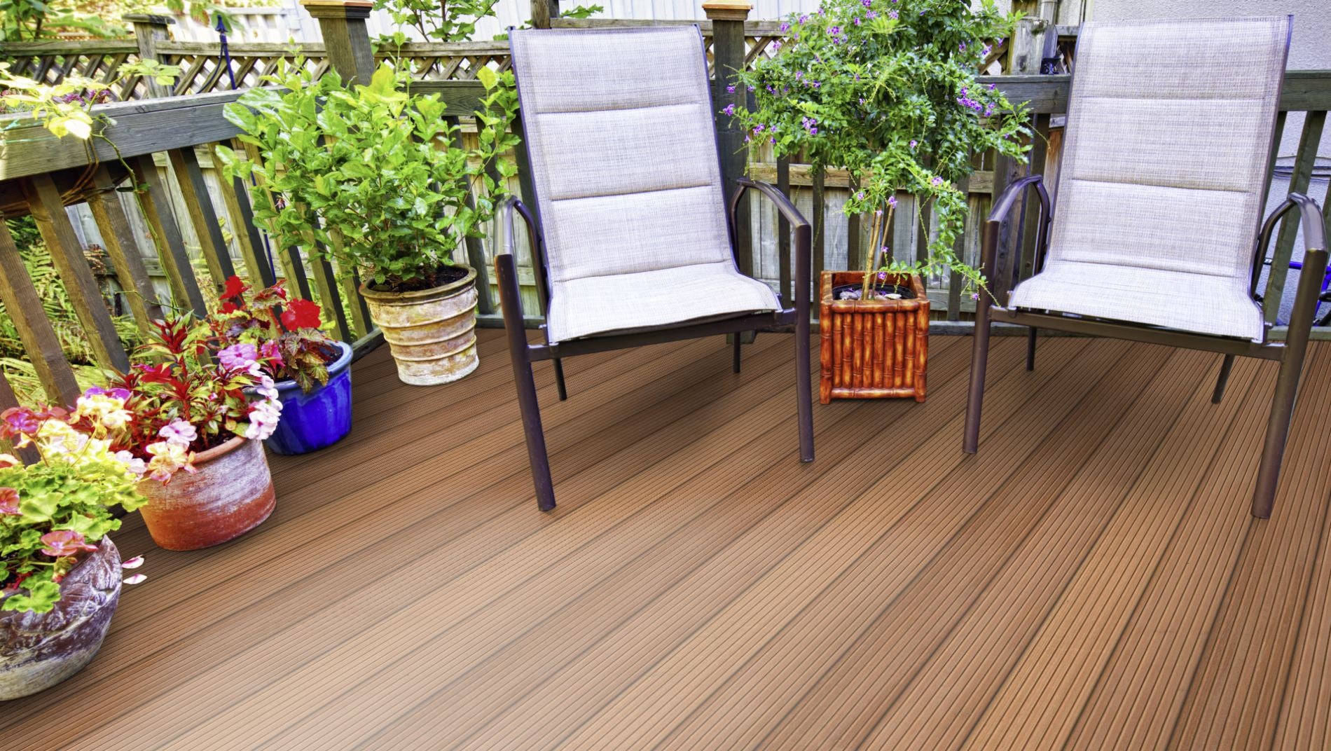 Bangkirai Prime KD genutet Terrassendiele 25 × 145 mm Fixlängen Beispielbild Garten