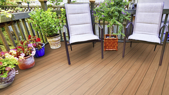 Bangkirai Prime KD glatt Terrassendiele 23 × 140 mm Fixlängen Beispielbild Garten