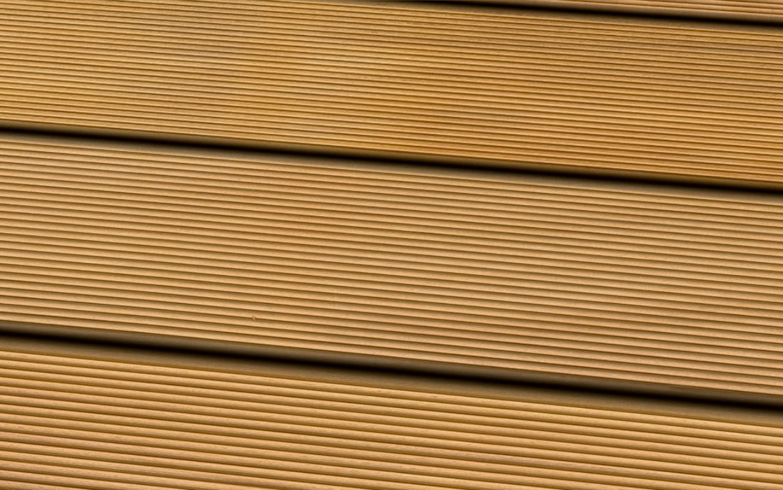 Garapa Prime KD gerillt Terrassendiele 21 × 145 mm Fixlängen Detailfoto