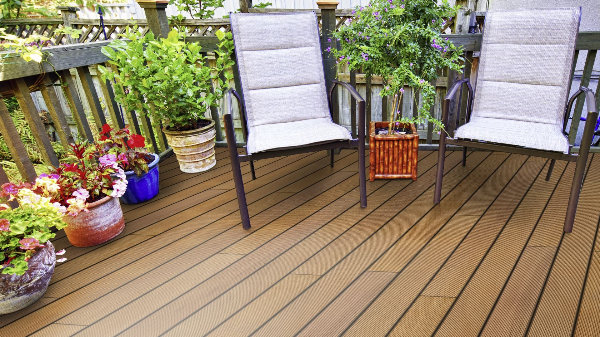 Garapa Prime KD gerillt Terrassendiele 25 × 145 mm Fixlängen Beispielbild Garten