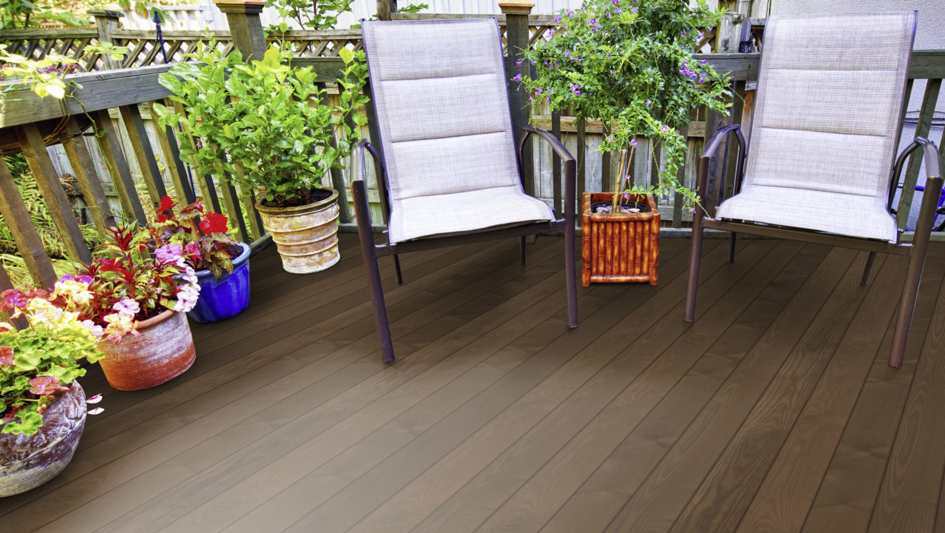 Thermo Esche Prime KD glatt Terrassendiele 21 × 130 mm Systemdiele Nut & Feder Beispielbild Garten