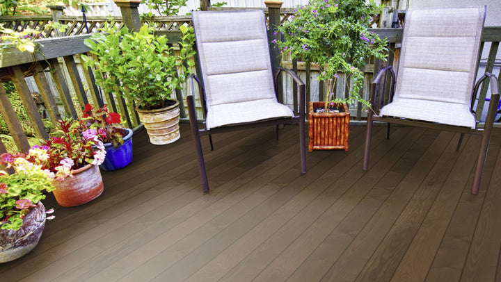 Thermo Esche Prime KD glatt Terrassendiele 21 × 130 mm Systemdiele Nut & Feder Beispielbild Garten