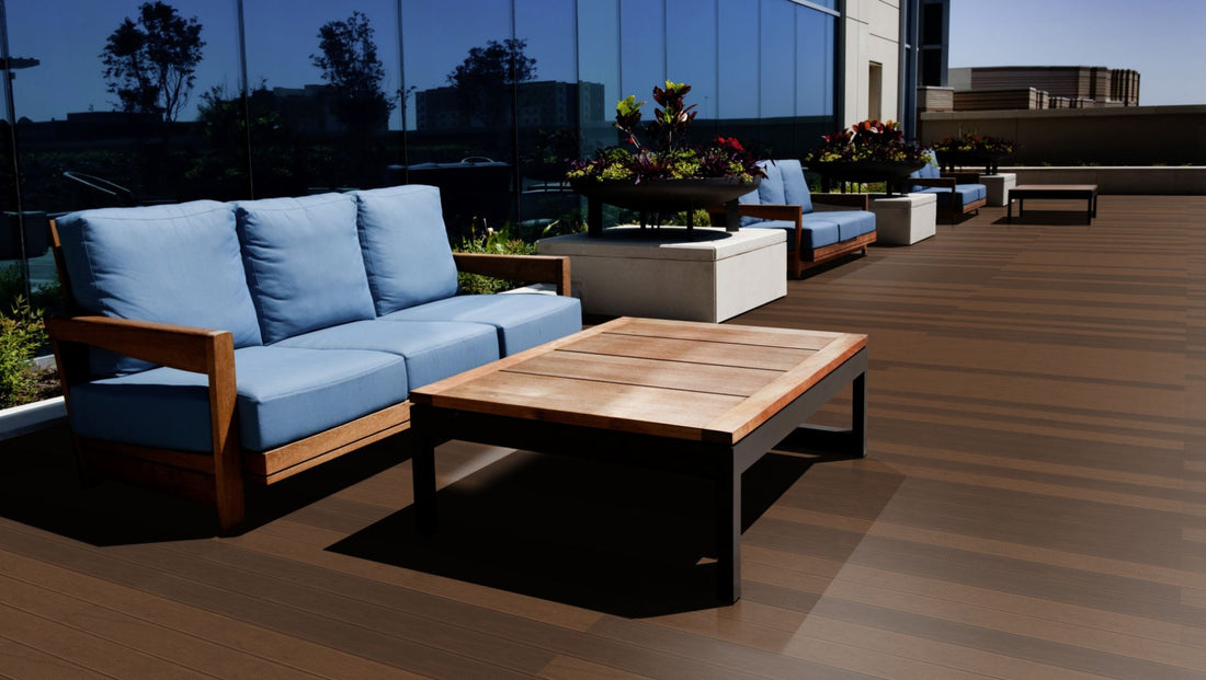 Thermo Esche Prime KD gerillt Terrassendiele 21 × 130 mm Systemdiele Nut & Feder Beispielbild Dachterrasse