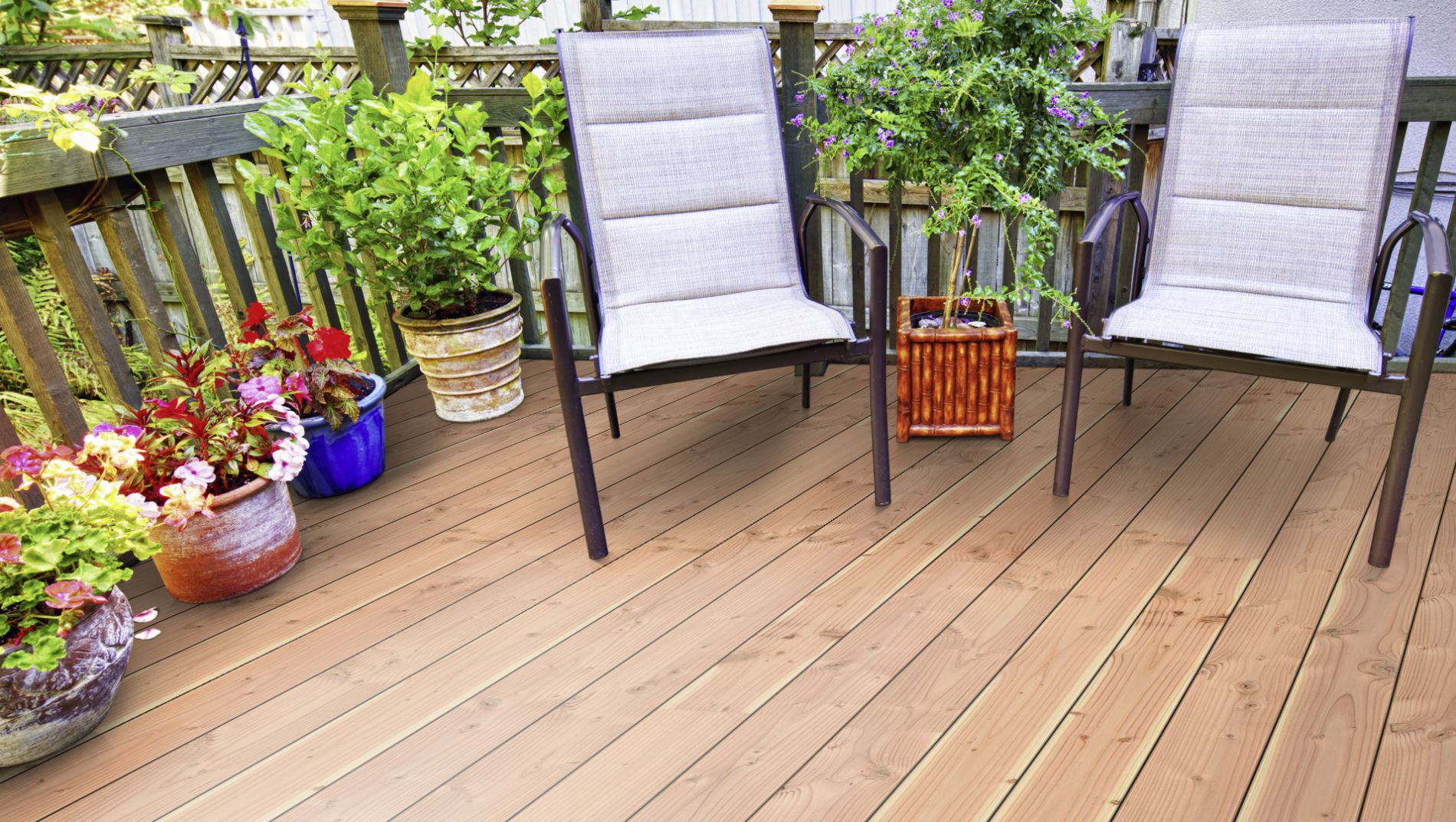 Douglasie I/III nachsortiert KD bombiert Terrassendiele 26 x 145 mm Fixlängen Beispielbild Garten