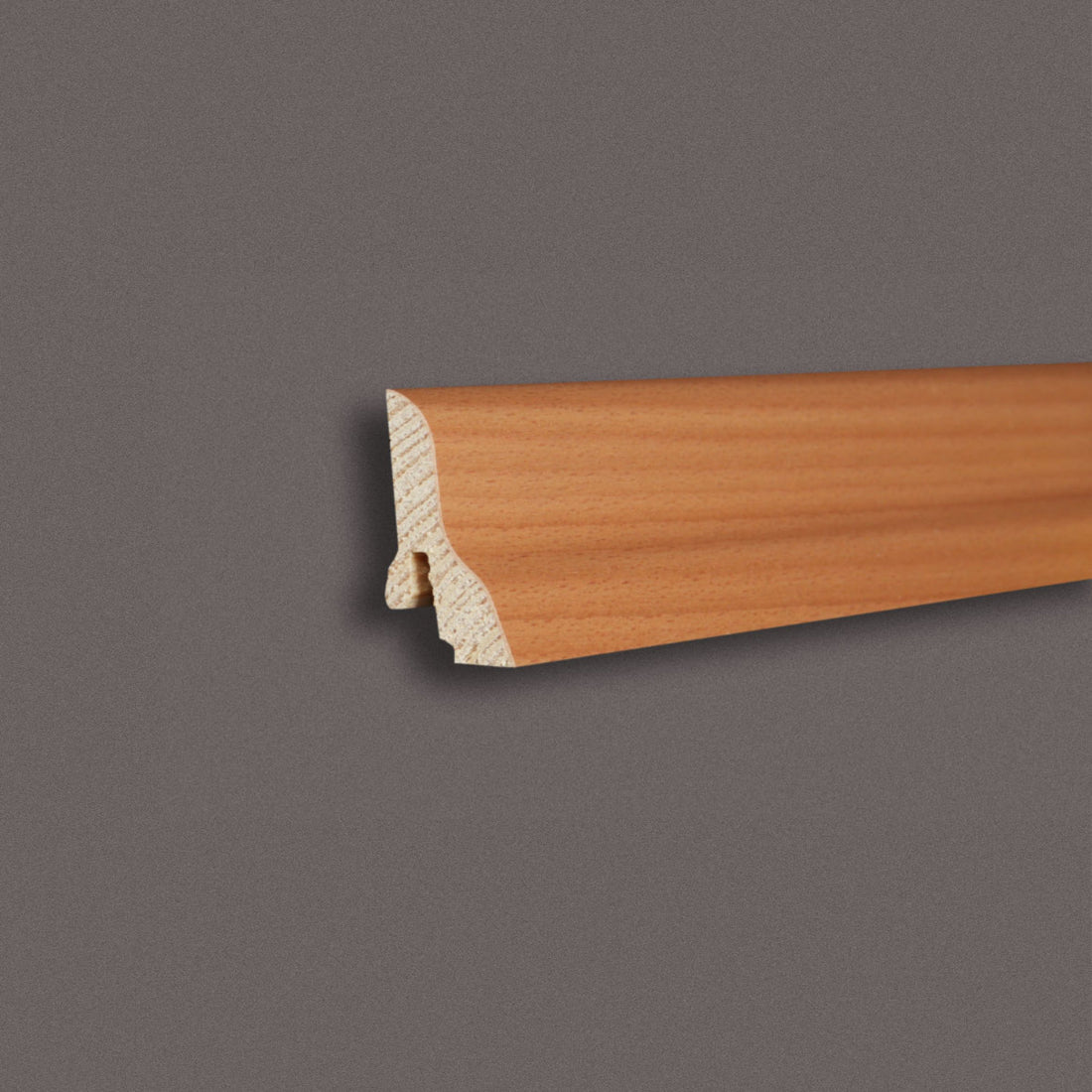 Sockelleiste Buche gedämpft furniert – lackiert Produktfoto