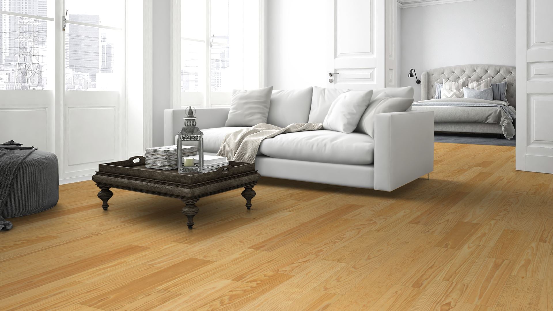 Pitch Pine Eleganz/Natur geölt Massivholzdiele 20 × 135 mm – Beispielbild Wohnzimmer mit grauem Sofa