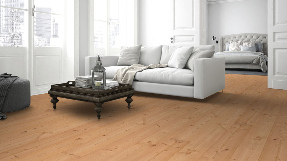 Douglasie I/III nachsortiert roh Massivholzdiele 25 × 188 mm – Beispielbild Wohnzimmer mit grauem Sofa