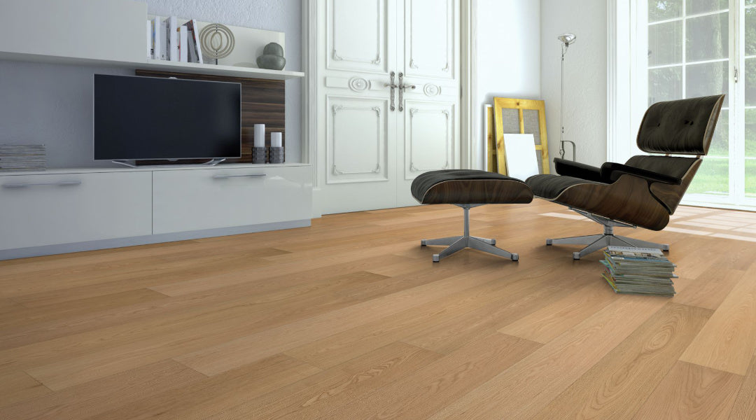Eiche Select/Natur gebürstet & farblos geölt 3-Schicht Landhausdiele Click Beispielbild Designerstuhl