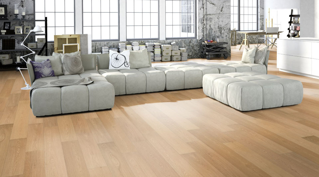 Eiche Select/Natur gebürstet & farblos geölt 3-Schicht Landhausdiele Click Beispielbild Wohnzimmer mit grauem Sofa