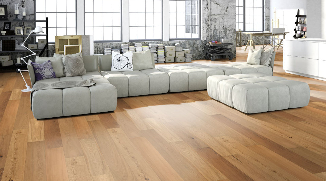 Eiche Project lackiert (matt) 3-Schicht Landhausdiele Click Beispielbild Wohnzimmer mit grauem Sofa