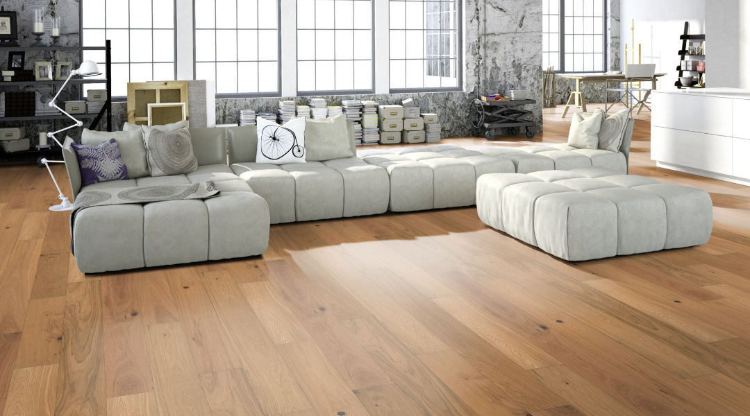 Eiche Project geölt 3-Schicht Landhausdiele Click Beispielbild Wohnzimmer mit grauem Sofa