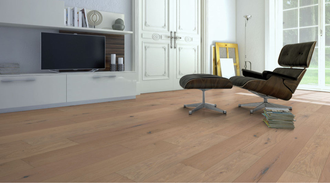 Eiche Project 5 % weiß geölt 3-Schicht Landhausdiele Click Beispielbild Designerstuhl
