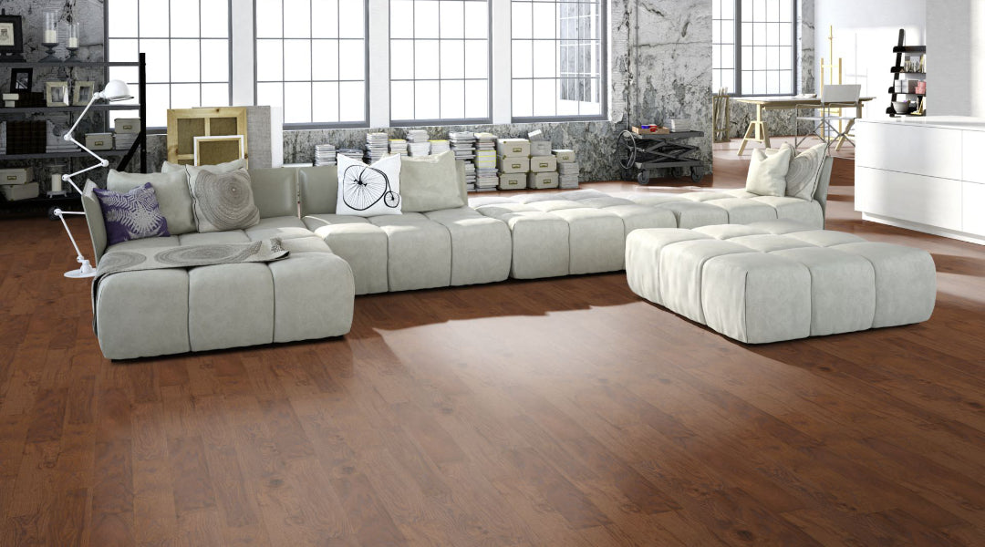 Eiche Classic Dark geölt – 2-Schicht Fertigparkett MAXI XL Beispielbild Wohnzimmer mit grauem Sofa