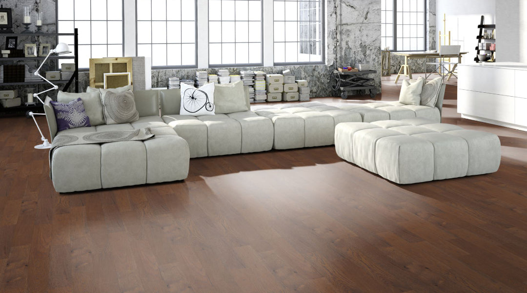 Eiche Classic Dark gebürstet & geölt – 2-Schicht Fertigparkett MAXI XL Beispielbild Wohnzimmer mit grauem Sofa