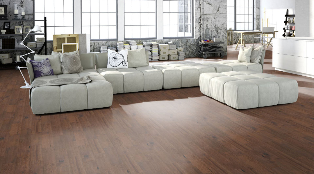Eiche Classic Dark  handgehobelt & geölt  2-Schicht Fertigparkett MAXI XL Beispielfoto Wohnzimmer mit grauem Sofa