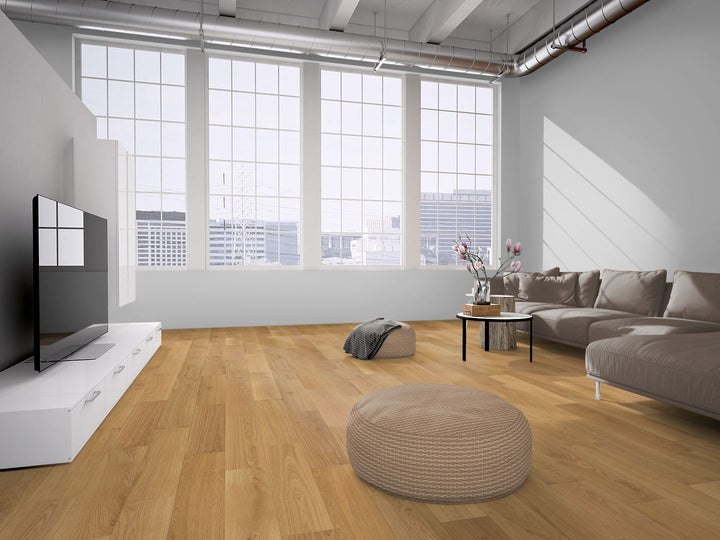Eiche Natur gebürstet & geölt 2-Schicht Massivdiele 11 × 155 × 500–2000 mm – Beispielbild Wohnzimmer mit Pouf und Fernseher