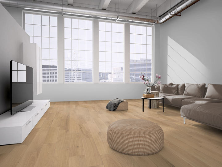 Eiche Natur 5 % weiß geölt 2-Schicht Massivdiele 11 × 155 × 500–2000 mm – Beispielbild Wohnzimmer mit Pouf und Fernseher