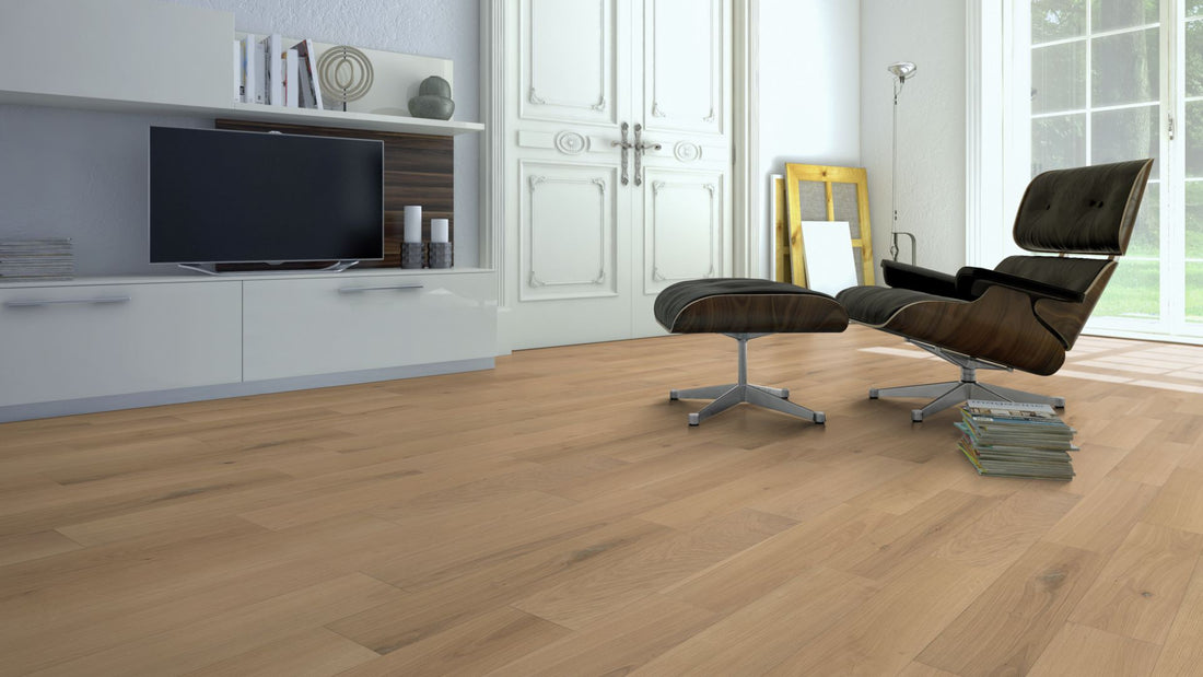 Eiche Natur 5 % weiß geölt 2-Schicht Massivdiele 11 × 155 × 500–2000 mm – Beispielbild Wohnzimmer mit Designer–Stuhl