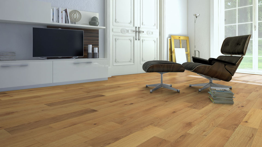 Eiche Markant geölt 2-Schicht Massivdiele 11 × 155 × 500–2000 mm – Beispielbild Wohnzimmer mit Designer–Stuhl
