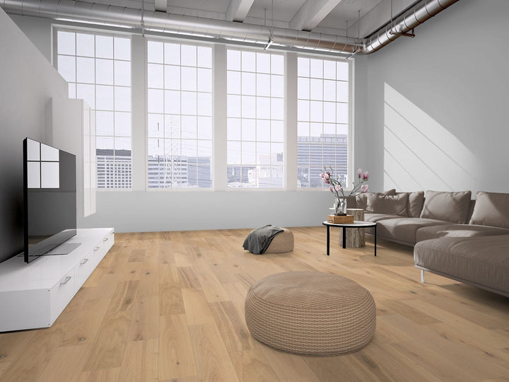 Eiche Markant 5 % weiß geölt 2-Schicht Massivdiele 11 × 155 × 500–2000 mm – Beispielbild Wohnzimmer mit Pouf und Fernseher