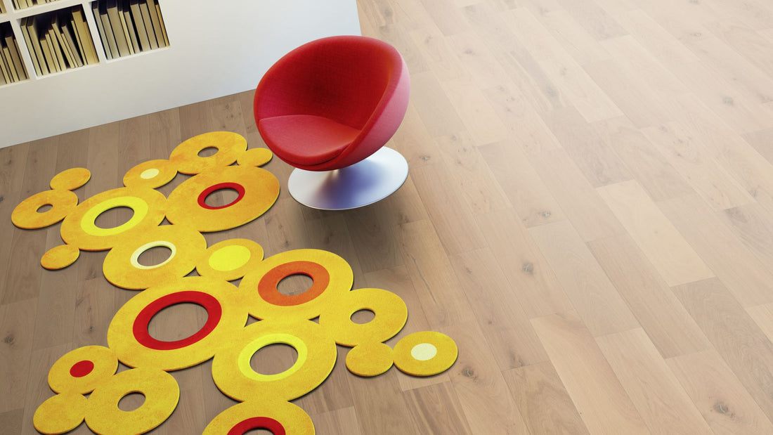 Eiche Markant 5 % weiß geölt 2-Schicht Massivdiele 11 × 155 × 500–2000 mm – Beispielbild Wohnzimmer mit rotem Stuhl