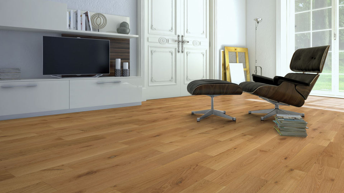 Eiche Rustikal gebürstet & geölt 2-Schicht Massivdiele 11 × 155 × 500–2000 mm – Beispielbild Wohnzimmer mit Designer–Stuhl