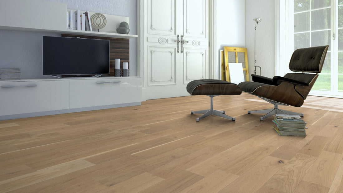 Eiche Rustikal 5 % weiß geölt 2-Schicht Massivdiele 11 × 155 × 500–2000 mm – Beispielbild Wohnzimmer mit Designer–Stuhl