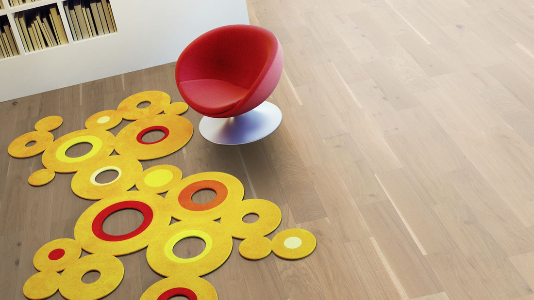 Eiche Rustikal 5 % weiß geölt 2-Schicht Massivdiele 11 × 155 × 500–2000 mm – Beispielbild Wohnzimmer mit rotem Stuhl