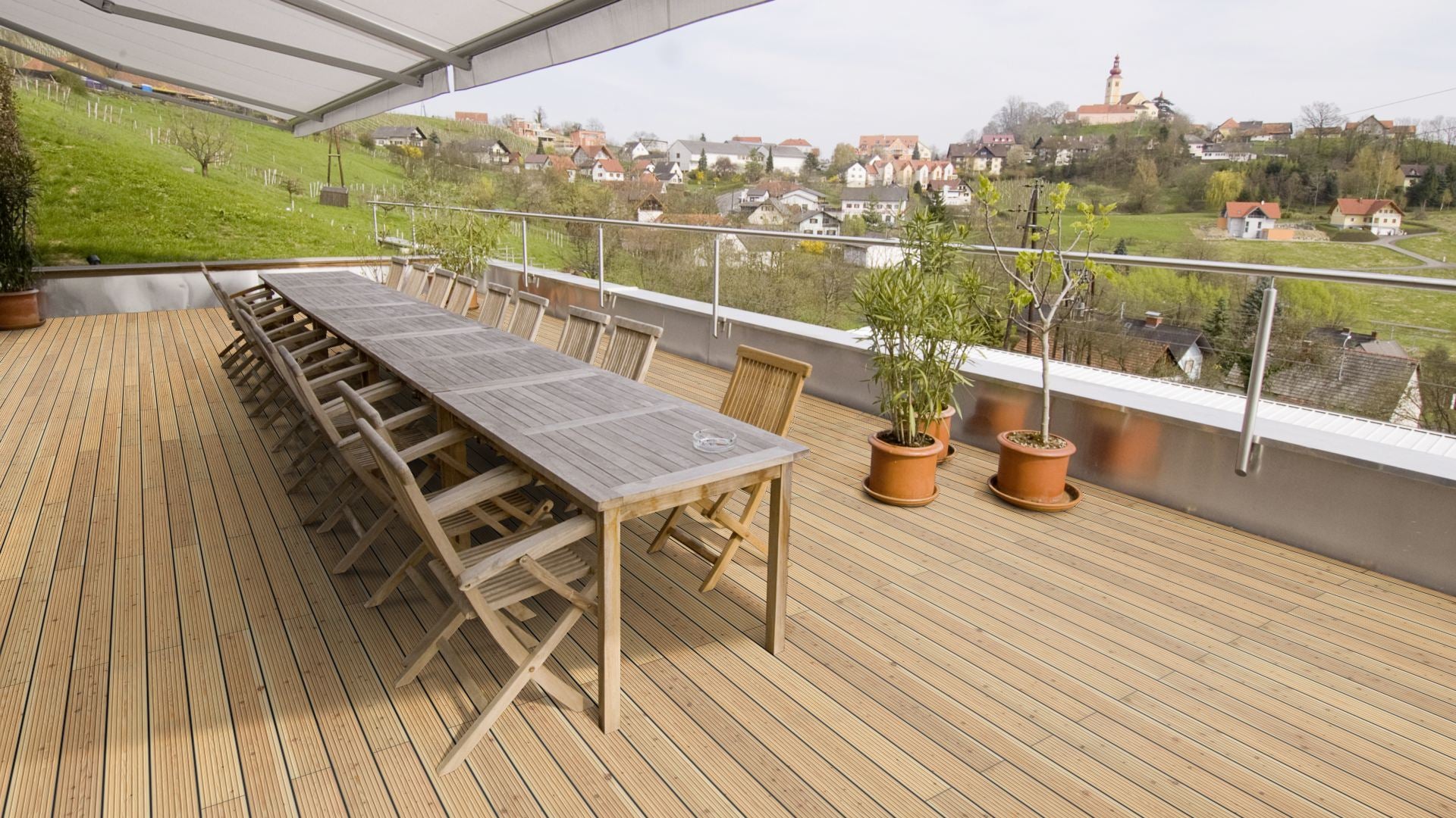 Lärche kanadisch VEH A/B KD genutet Terrassendiele Beispielfoto Terrasse ländlich