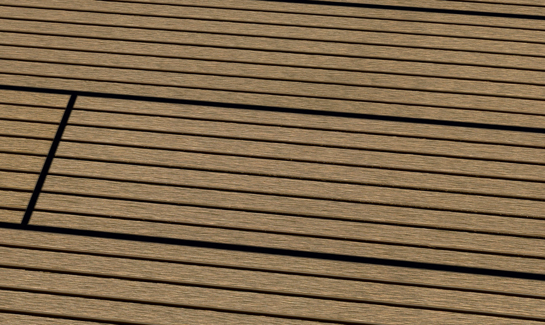 WPC 22 x 143 mm SOLIDE
 brun clair rainuré
 Terrasse (solide) longueurs fixes