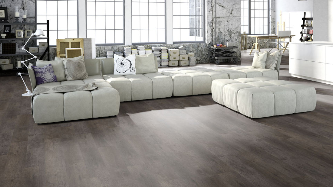 Gaia Traffic Vinyl Designboden Klebeplanke Beispielbild Wohnzimmer mit grauem Sofa