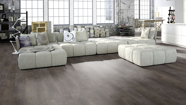 Gaia Traffic Vinyl Designboden Klebeplanke Beispielbild Wohnzimmer mit grauem Sofa