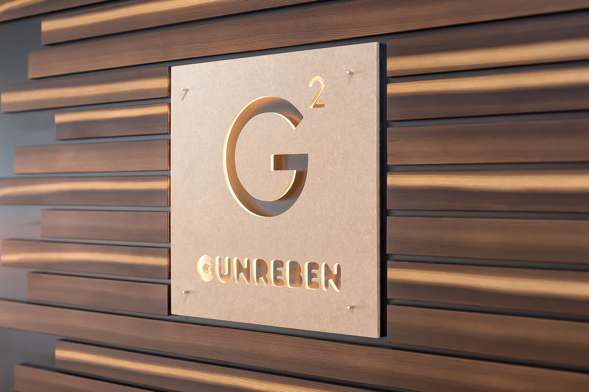 Eine Nahaufnahme des Gunreben Logos im Gunreben Showroom in Hallstadt bei Bamberg