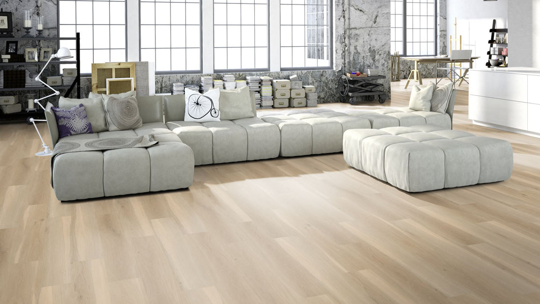 Janus Traffic Vinyl Designboden Klebeplanke Beispielbild Wohnzimmer mit grauem Sofa