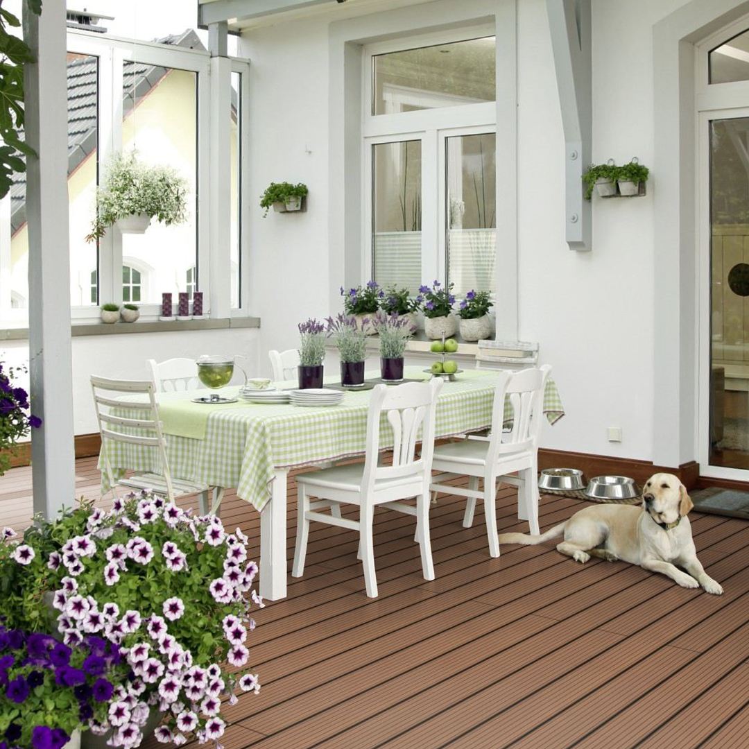 WPC Terrassendielen auf einer Terrasse hinter einem Haus