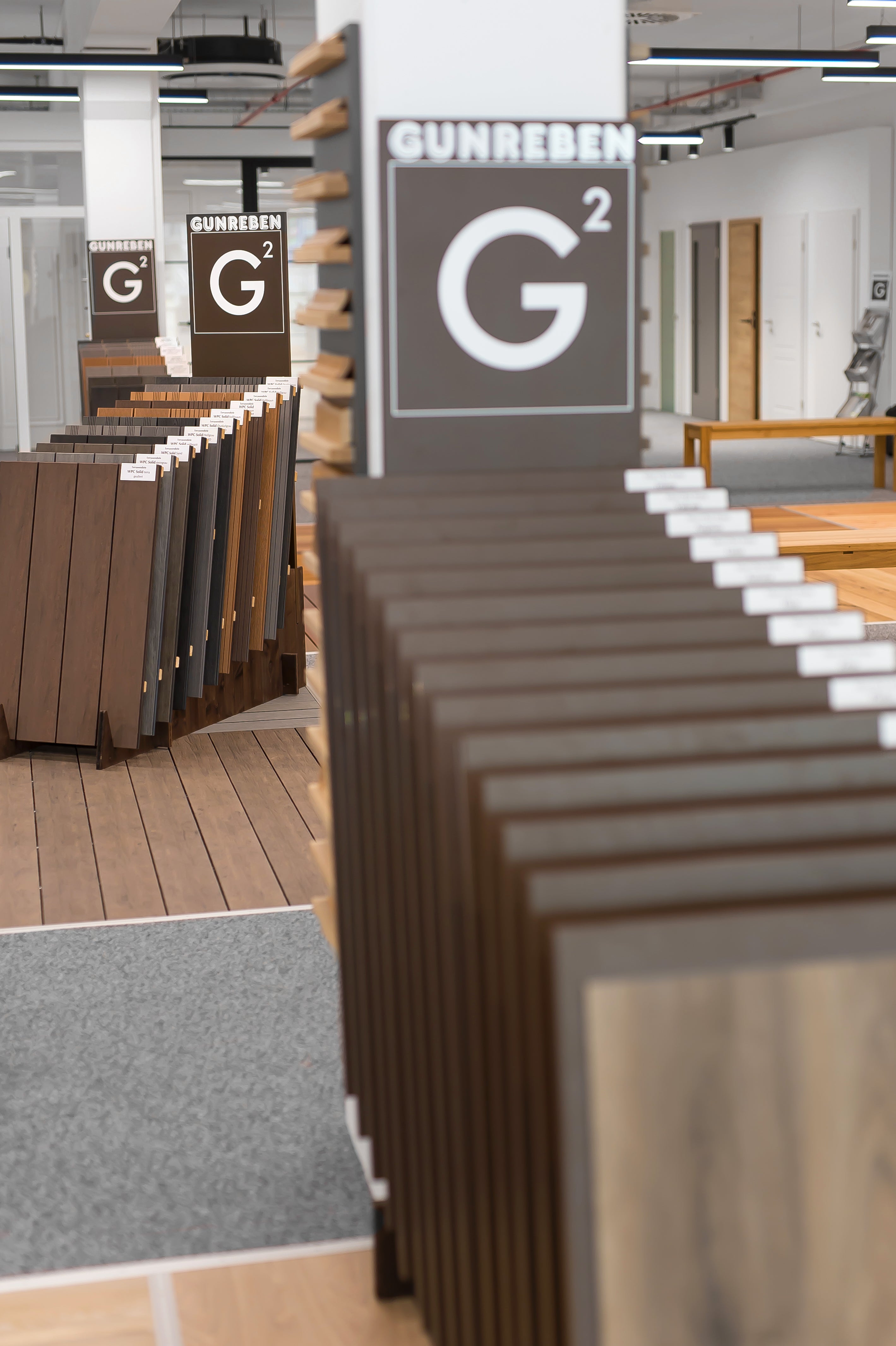 Die Mustertafeln der verschiedenen Bodenbeläge im Gunreben Showroom in Hallstadt