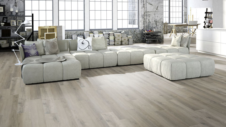 Odin Traffic Vinyl Designboden Click Beispielbild Wohnzimmer mit grauem Sofa